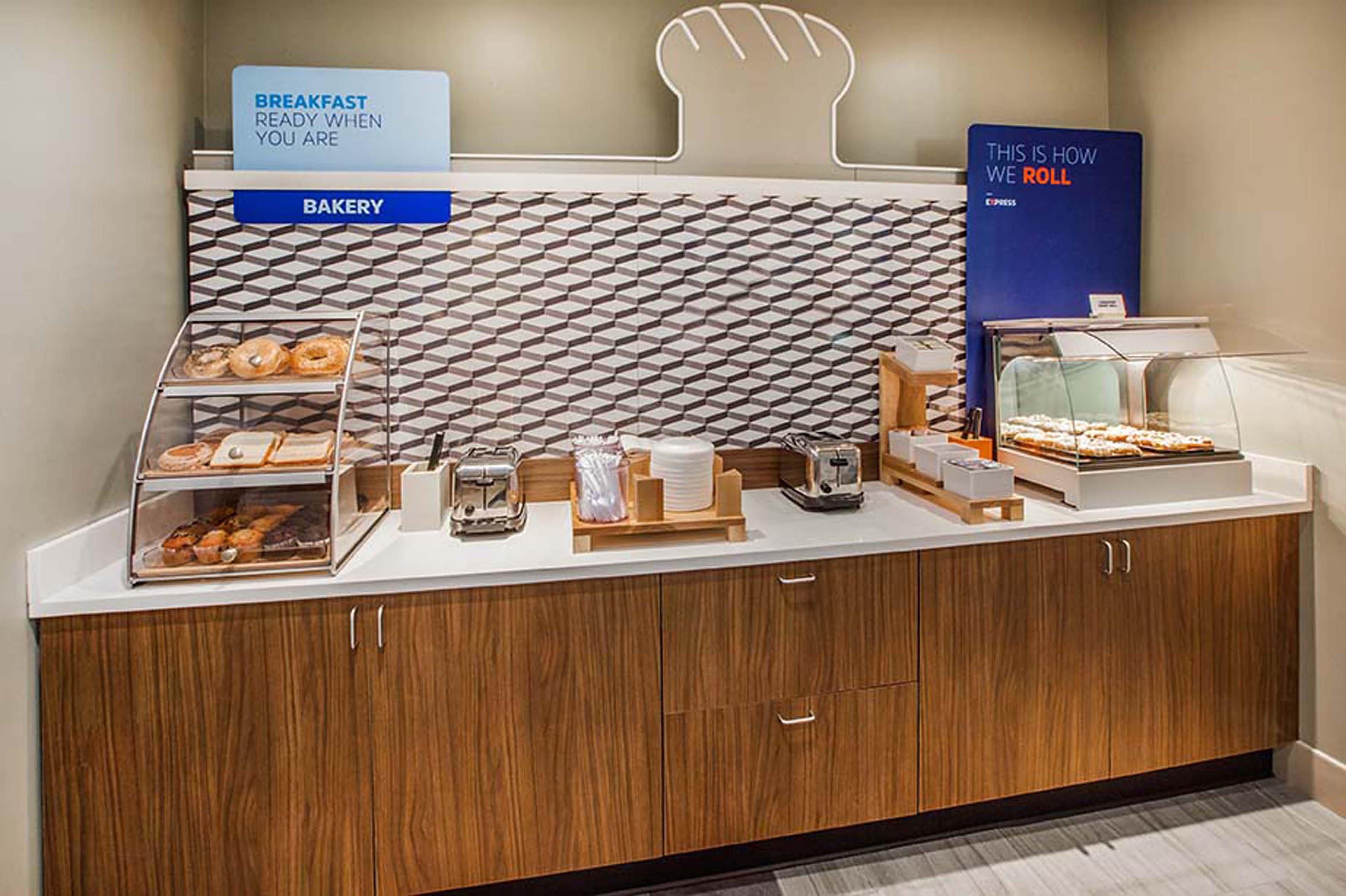 Holiday Inn Express Hotel & Suites Greensboro-East By Ihg Exteriör bild