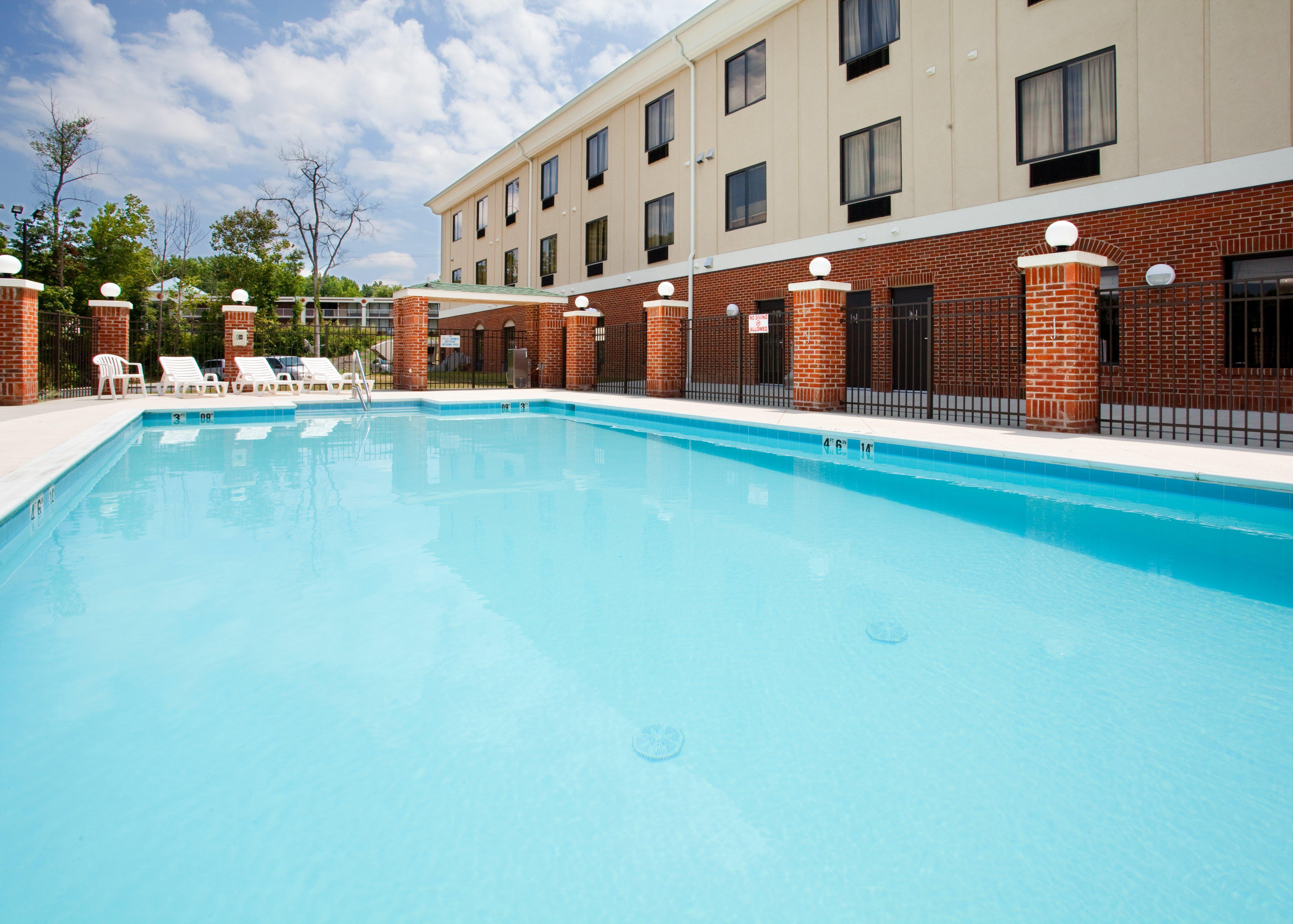 Holiday Inn Express Hotel & Suites Greensboro-East By Ihg Exteriör bild