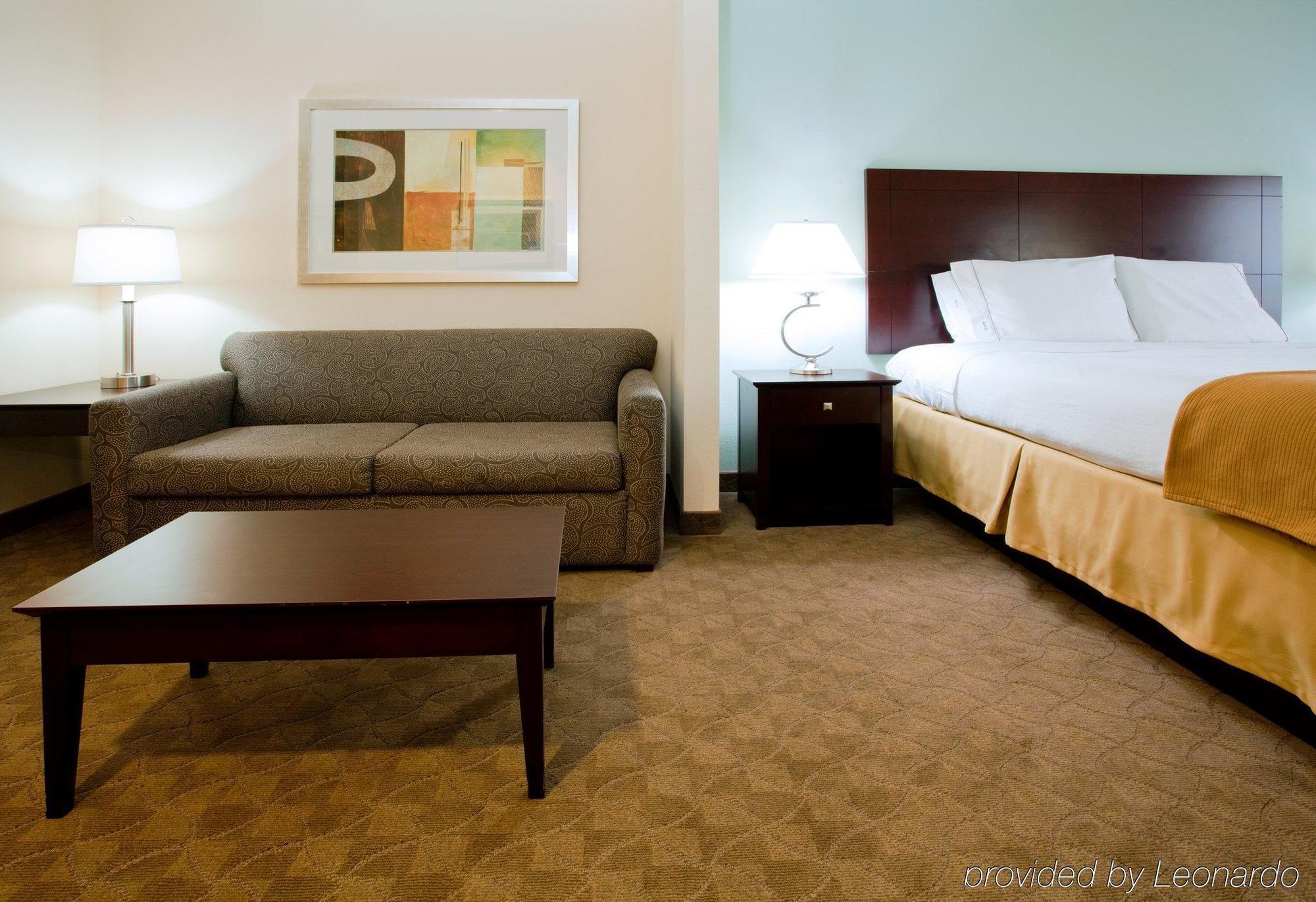 Holiday Inn Express Hotel & Suites Greensboro-East By Ihg Rum bild