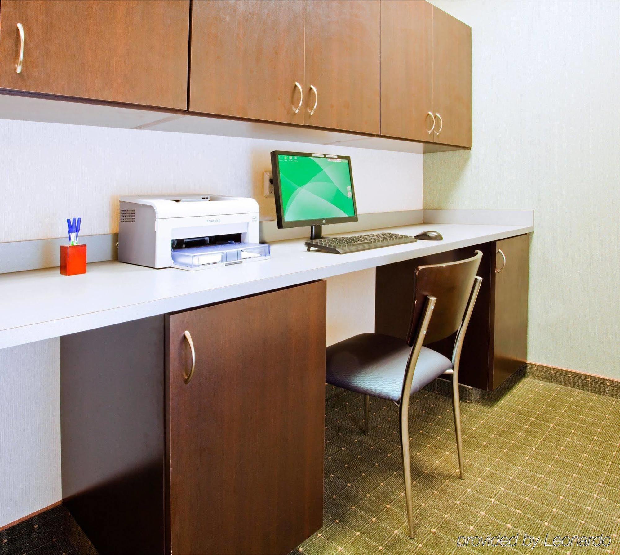 Holiday Inn Express Hotel & Suites Greensboro-East By Ihg Exteriör bild