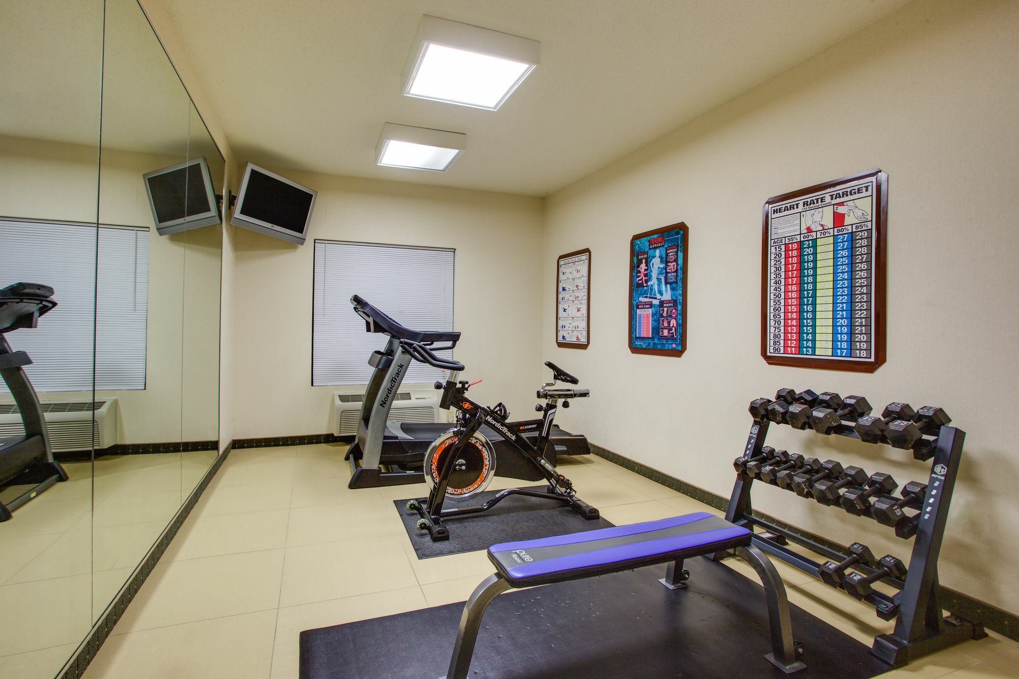 Holiday Inn Express Hotel & Suites Greensboro-East By Ihg Exteriör bild